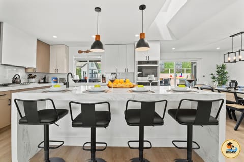This gorgeous designer kitchen is ready for you to host memorable dinners!
