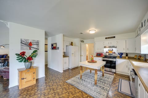 Kitchen | Cooking Basics | Coffee Maker | Paper Towels/Trash Bags Provided