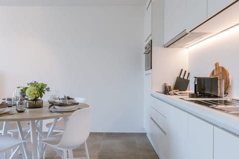 Practical kitchen with seating area