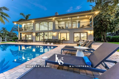 Villa Key- 6 Bedroom / 5.5 Bathroom on a point lot on Sunrise Key.
Heated Pool
Paddle Boards
Foosball