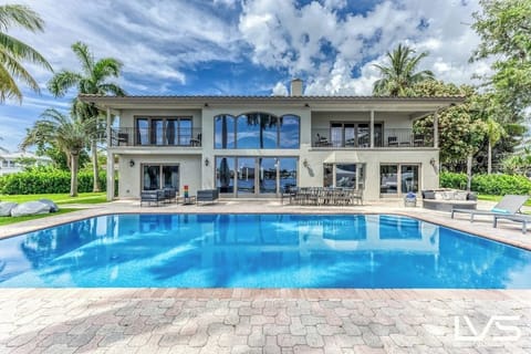 Villa Key- 6 Bedroom / 5.5 Bathroom on a point lot on Sunrise Key.
Heated Pool
Paddle Boards
Foosball