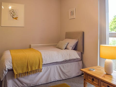 Twin bedroom | Mutton Hill Cottage, Pembroke