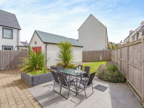 Sitting-out-area | One The Loan, Tornagrain, near Inverness