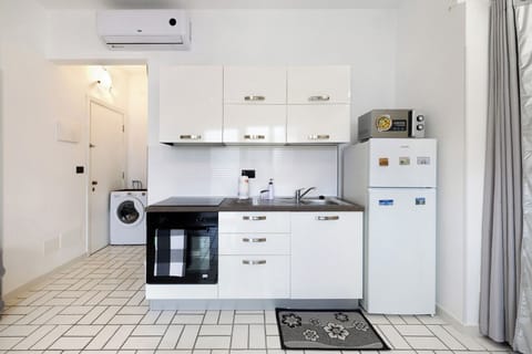 Fridge, oven, stovetop, cookware/dishes/utensils