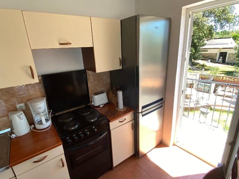 Fridge, microwave, dishwasher, coffee/tea maker