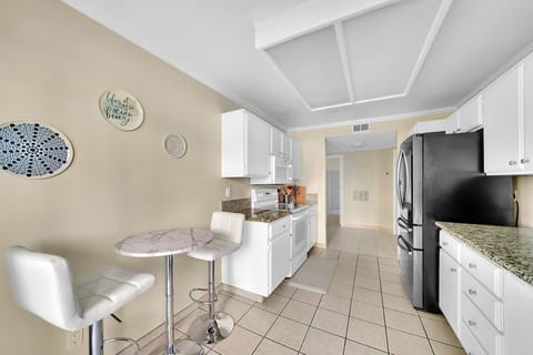 Kitchen with breakfast nook STR23-0019