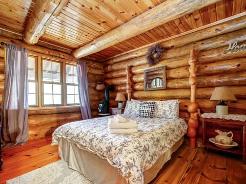 Relaxing and private waterfront log cabin Standard-Hütte in Kingston