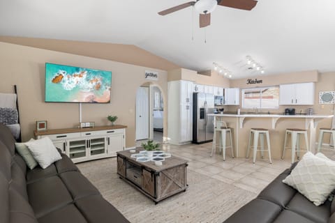 Living area | Smart TV, video games, table tennis, computer monitors