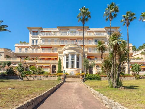 Plant, Sky, Building, Property, Tree, Arecales, Residential Area, Real Estate, Facade, Landmark