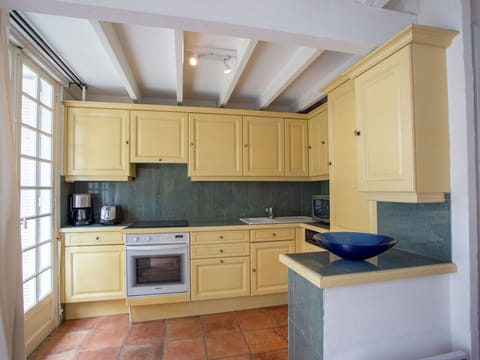 Countertop, Cabinetry, Furniture, Property, Building, Kitchen, Kitchen Stove, Interior Design, Kitchen Appliance, Wood