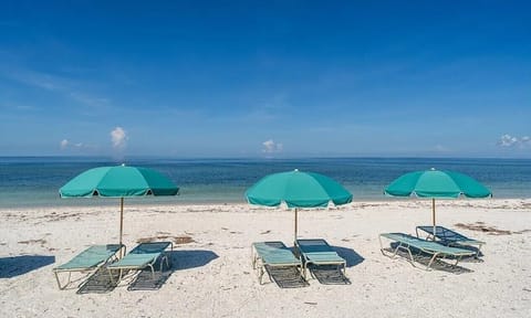 Beach nearby, sun loungers, beach towels