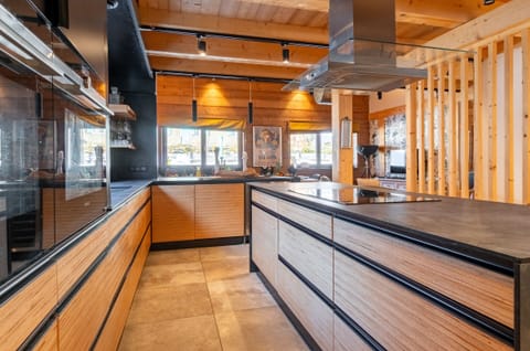 Fully fitted kitchen with quality appliances