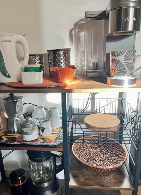 Fridge, oven, stovetop, coffee/tea maker