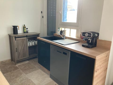 Fridge, microwave, dishwasher, coffee/tea maker