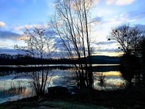 le lac de charmes et ses beaux paysages