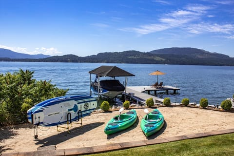 Private dock, boat lift, kayaks, paddle boards, sandy beach, yahoo!