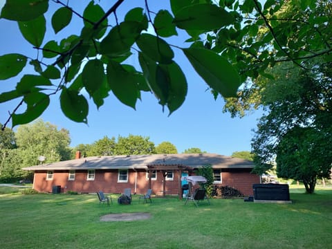Backyard Oasis!! HOT TUB! Fire place (wood provided)!! Pergola! Enjoy the evening relaxing in this peaceful setting!!