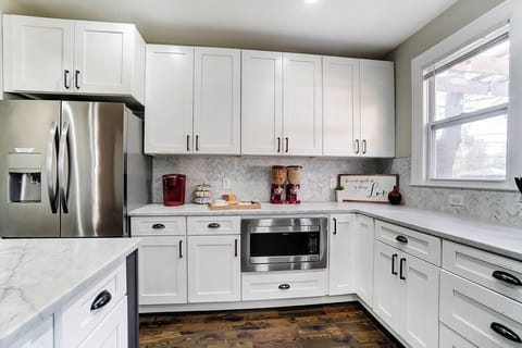 Kitchen: Help yourself to complimentary coffee and tea. This kitchen is fully equiped with a fullsize fridge and a microwave.