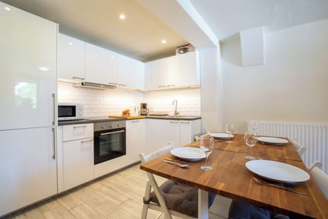 Kitchen & dining table