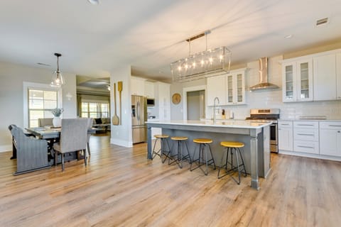 Kitchen & Dining Area | In-Unit Laundry | 5 Mi to Downtown Russellville