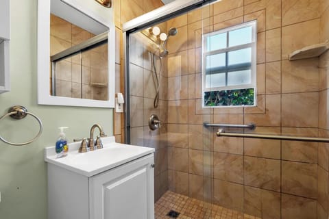 Combined shower/tub, hair dryer, towels