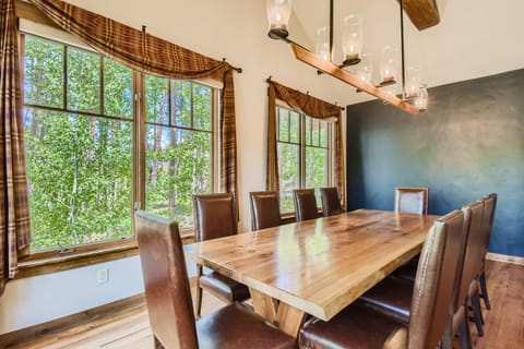 Seating for 10 at dining table