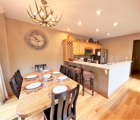 Dining area to gather with your fav people!