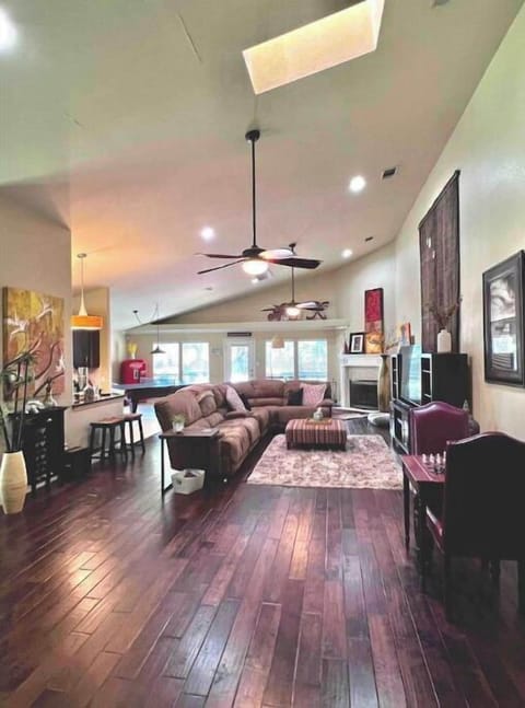 2nd bedroom, king bed w/48" tv
