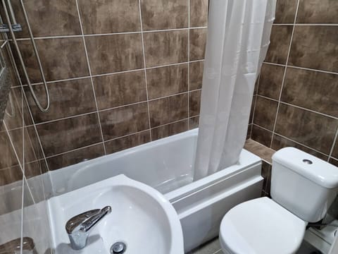 Combined shower/tub, hair dryer, towels