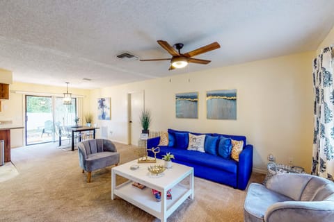 Sunny Retreat - Spacious Yard, Firepit, & Grill Haus in Crystal River