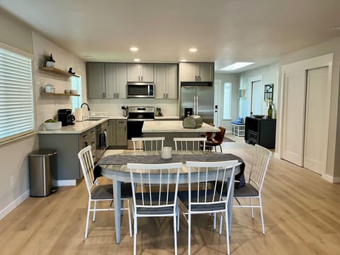 Seating for 6 at the dining table