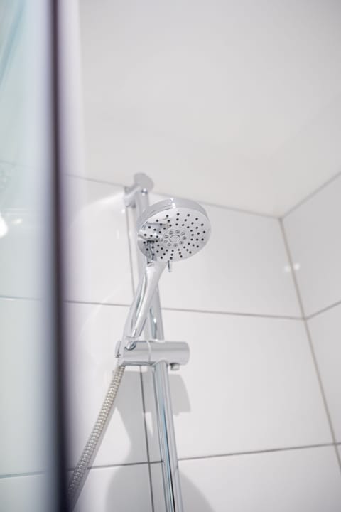 Combined shower/tub, hair dryer, towels