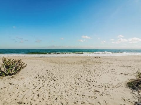 Beach nearby, sun loungers, beach towels