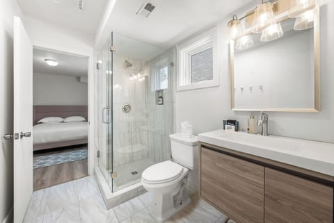 Combined shower/tub, towels