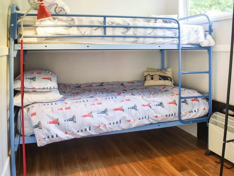 2 bedrooms, bed sheets