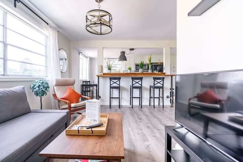 Designed by Jungle House Best Prescott airbnb, Adorned with a sleek coffee table, exquisite decor, and lush houseplant, every element of our space exudes elegance and charm. With the cozy ambiance of a fireplace, the gentle breeze from our ceiling fa