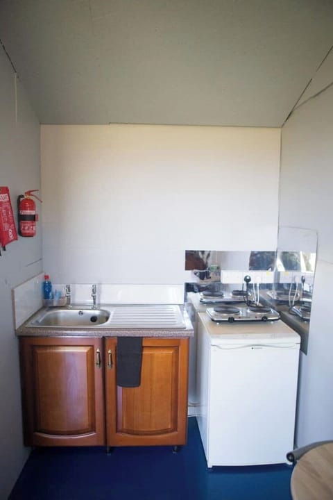 Fridge, stovetop, coffee/tea maker, electric kettle