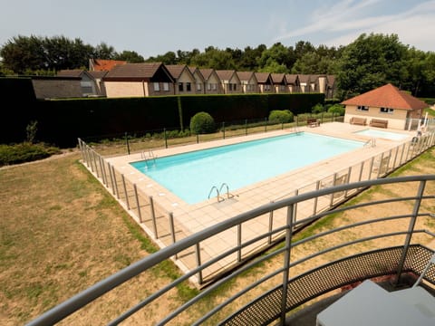 Water, Cloud, Sky, Building, Swimming Pool, Azure, Plant, Body Of Water, House, Tree