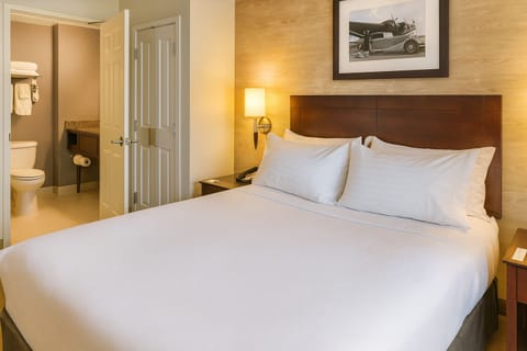 Unit with Queen bed. Exact unit will be assigned upon arrival. Views, colors, and decor may vary.