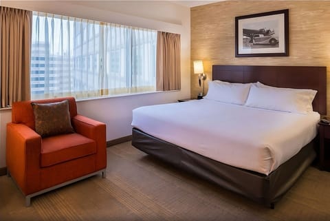 Unit with King bed. Exact unit will be assigned upon arrival. Views, colors, and decor may vary.