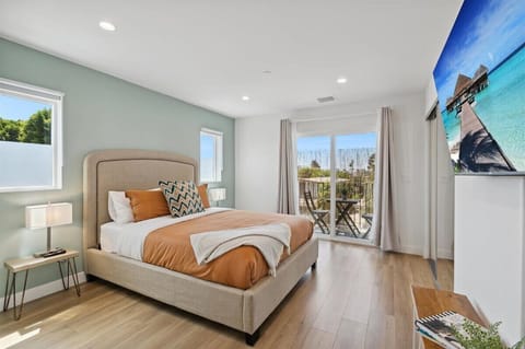 Queen bedroom w attached bath, patio, blackout blinds, TV