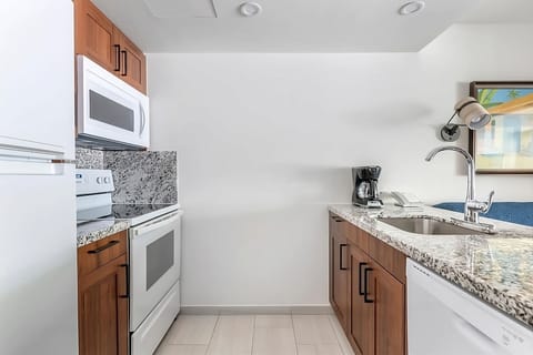 Fridge, stovetop, coffee/tea maker