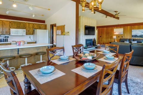 Dining Area | Dishware Provided