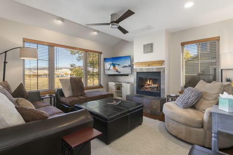 Smart TV, gas fireplace, cozy sofa and nice views. 