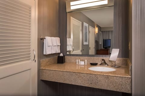 Combined shower/tub, hair dryer, towels