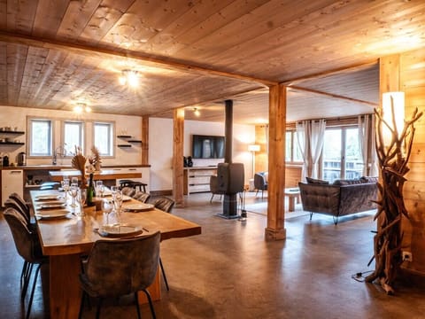 Pièce principale avec cuisine, vaste salon