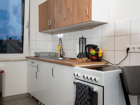 Fridge, oven, stovetop, electric kettle