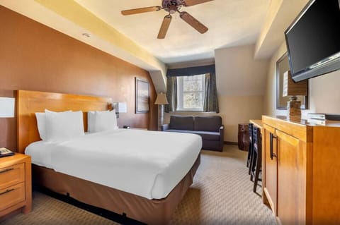 Unit with 1 Queen size bed. Exact unit will be assigned upon arrival. Views, colors and decor may vary.