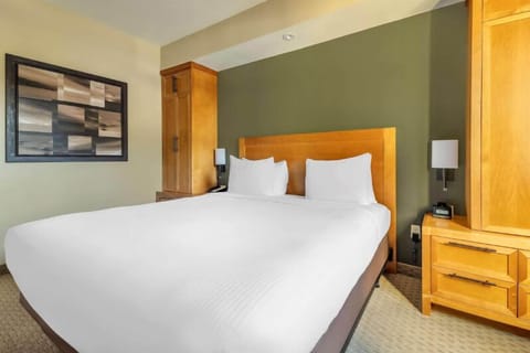 Unit with 1 King size bed. Exact unit will be assigned upon arrival. Views, colors and decor may vary.