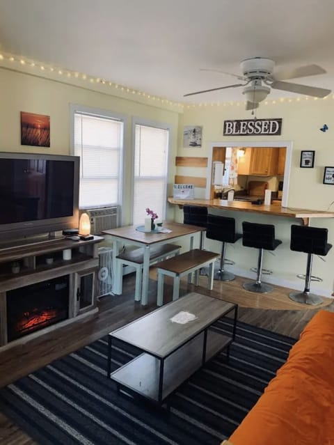 Open living area w/smart TV, electric fireplace, bartop area & cozy decor 